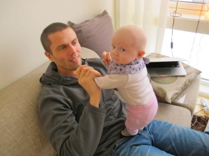 Maja kan stå selv når vi holder armene hennes 