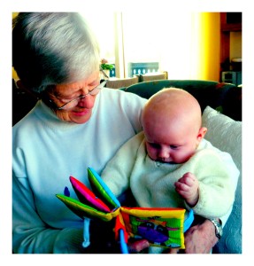 Mormor og Maja koser seg med boka om de fine dyra 