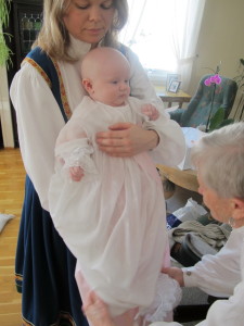 Godt med litt påkledningshjelp av mormor