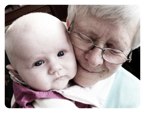 Deilig med kos på mormors fang