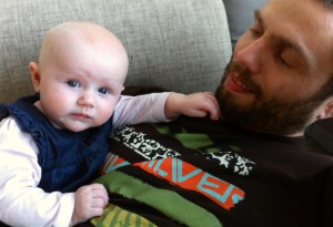 Hjemme på pappas fang