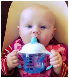 Stor jente som drikker med begge hender :)