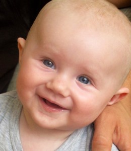 Blid og fornøyd jente 