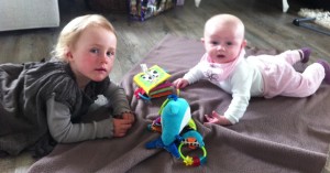 Othilie og Maja leker 