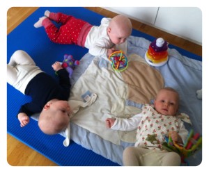 Vilhelm, Lilja og Maja leker. 