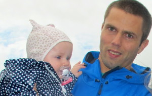 Det er trygt og godt på armen til pappa