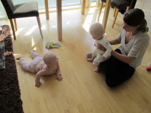 Vilhelm liker best å sitte på mammas fang når ´Skumle-Maja´kommer! 