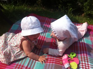 Lilja og Maja koser seg ute 