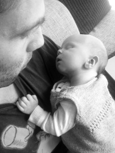 Koser meg på armen til pappa